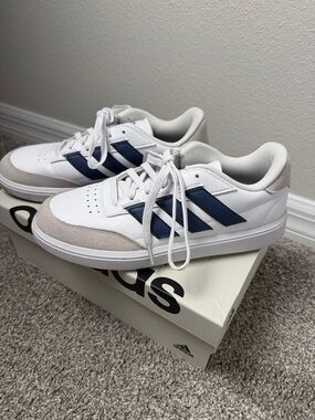 adidas white sneakers with navy stripes size men’s 7 uk 6.5